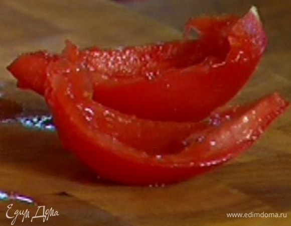 Помидор разрезать на 4 части и, удалив всю жидкость с семенами, нарезать мякоть тонкими полосками, выложить в сотейник и готовить все еще несколько минут.