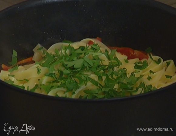 Готовые макароны отправить в сковороду с цукини и помидорами, выключить огонь, сбрызнуть все 1 ст. ложкой оливкового масла, добавить петрушку и все перемешать.