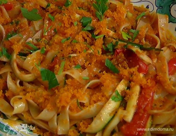 Макароны с соусом выложить в блюдо, посыпать ботаргой и сбрызнуть оставшимся оливковым маслом.