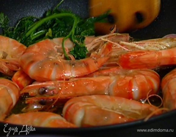 Креветки порциями выкладывать в сковороду с зеленью и обжаривать по 2–3 минуты с каждой стороны.