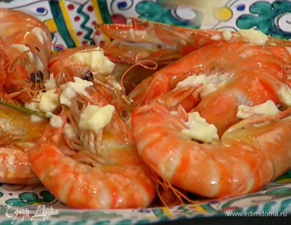 Горячие креветки посолить и слегка смазать сливочным маслом.
