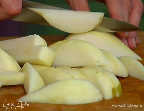 Почистить 2 груши и, удалив сердцевину, нарезать их толстыми дольками.