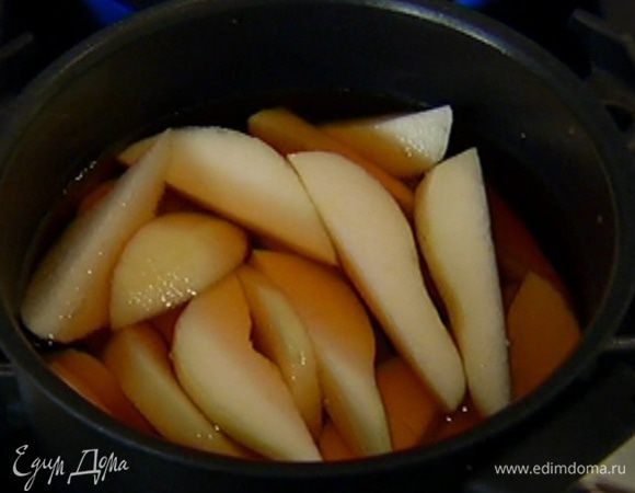 Дольки груш выложить в небольшую кастрюлю, поместить ее на огонь, влить 300 мл вина и готовить, пока груши не станут мягкими, но упругими, затем жидкость слить.