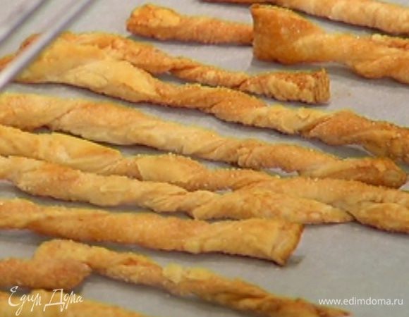 Противень выстелить бумагой для выпечки, выложить на нее спиральки из теста и выпекать в разогретой духовке 6–8 минут до золотистого цвета.