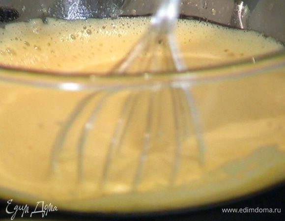 Приготовить сабайон: в небольшой кастрюле соединить желтки с сахаром, влить вино и перемешать все венчиком, затем поместить на водяную баню, непрерывно перемешивая венчиком, влить ванильный экстракт и уваривать до получения однородного густого соуса. Снять с огня и продолжать вымешивать еще пару минут.