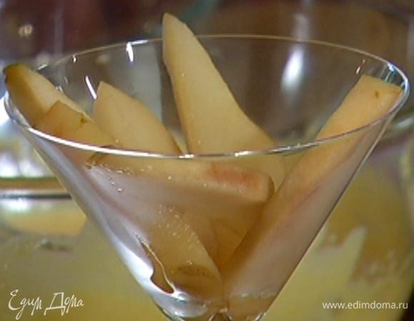 Дольки груш, отваренные в вине, поместить в прозрачные бокалы «цветочком», в центр выложить сабайон, сверху украсить дольками свежей груши и спиралькой из теста.