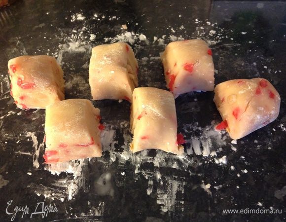 Присыпать поверхность стола крахмалом, разделить  массу марципана на 6 частей.....