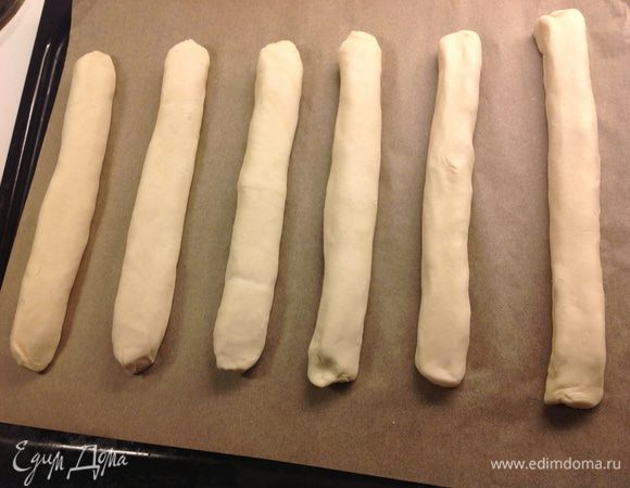 Скрепляем по шву очень тщательно, иначе масса из марципана может некрасиво убежать из нашего рулета!
Получилось 6 рулетиков... выкладываем на противень.
Выпекать в разогретой до 200 градусов духовке 20 мин., чтоб зарумянились...
Дайте остыть.