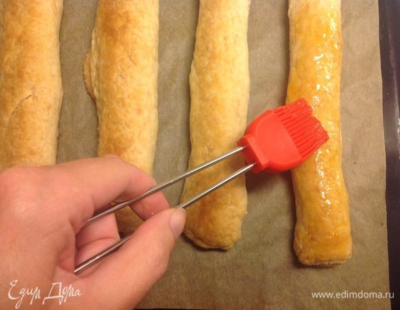 Прогреть джем, смазать рулетики...
