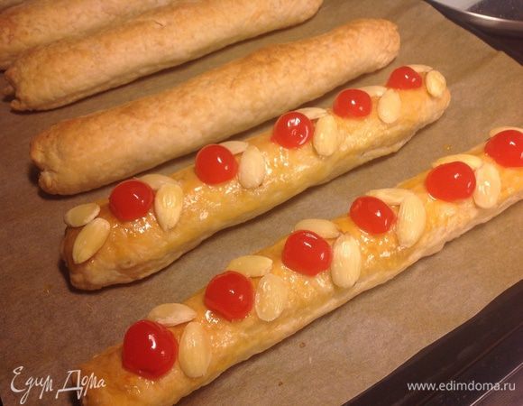 Сразу украсить половинками вишен и миндаля.
Также можно украсить и цукатами.