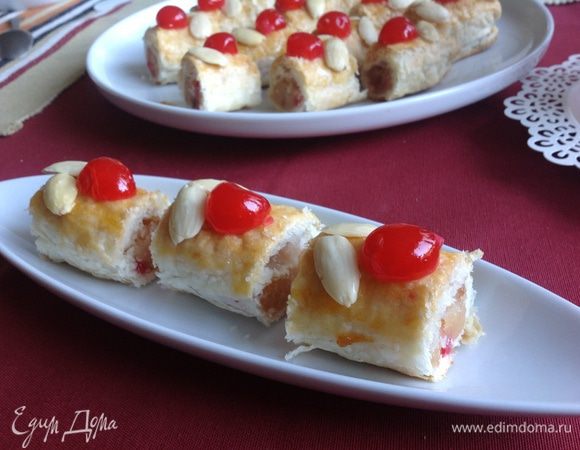 Острым ножом разрезаем на порционные пирожные, на два укуса!)