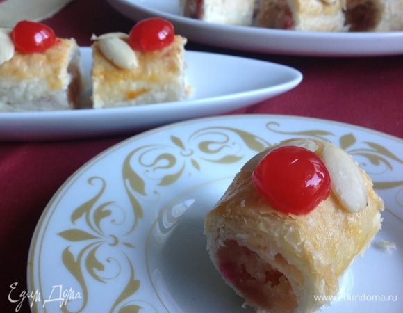 И теперь с чашечкой кофе... сплошное наслаждение!!!
Особо вкусны рулетики в первый же день... можно сказать с пылу жару, впрочем, как и вся выпечка из слоеного теста!