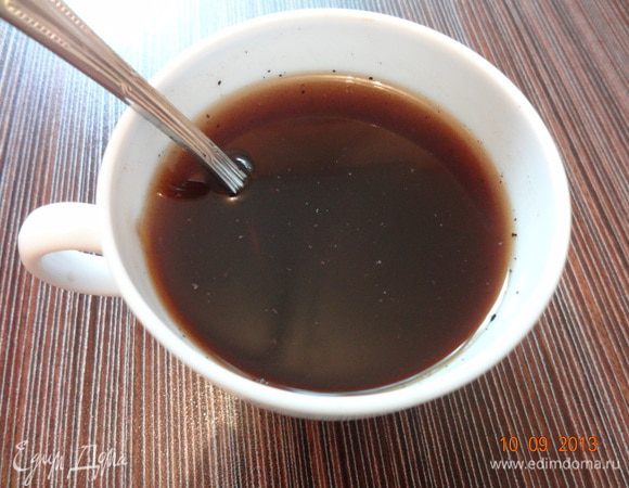 Для начала нужно заварить крепкий кофе, подойдет и растворимый (хорошего качества) и свежесваренный эспрессо, добавить сахар и мед, мешать до полного растворения сахара, оставить в сторону остужать.