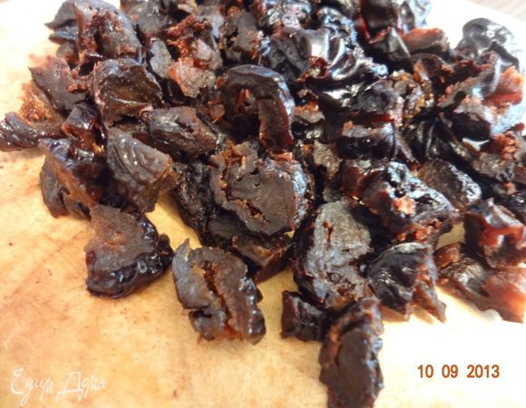 Чернослив нарезать на 6-8 частей, но мельчить не стоит, взбивать в блендере тоже не нужно.