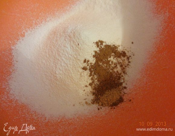 В миску просеять муку с разрыхлителем, добавить соль и специи, все хорошо смешать.