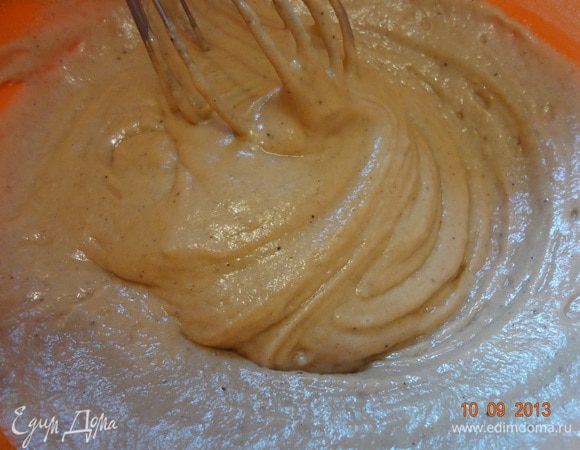 В мучную смесь влить остывший кофе, венчиком вымешать до однородной густой консистенции, добавить чернослив и еще раз перемешать.