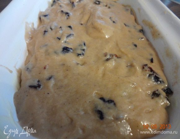 Круглую (20-21 см) или прямоугольную форму смазать маслом (лучше сливочным), выложить тесто, разровнять лопаткой и отправить в разогретую до 180 С духовку на 20 минут, НО у меня пирог выпекался почти 40 минут! Ориентируйтесь по сухой лучинке.