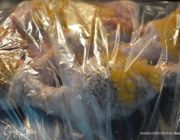 Куриные части все смазать сверху апельсиновым джемом 1/2 стакана. Сложить зеленую  фасоль 200 г, предварительно кончики отрезать, картофель очищенный и порезанный на части, луковица порубленная на крупные части и куриные части в кулинарный пакет. Закрыть пакет и проколоть в 4-х частях на поверхности пакета. Поставить в разогретую духовку на 1 час.