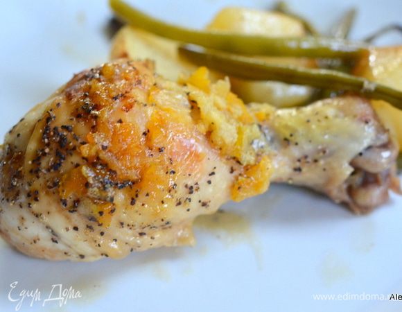 Готовую курочку подаем с овощами. Приятного аппетита.