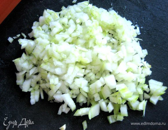 Луковицу измельчаем...