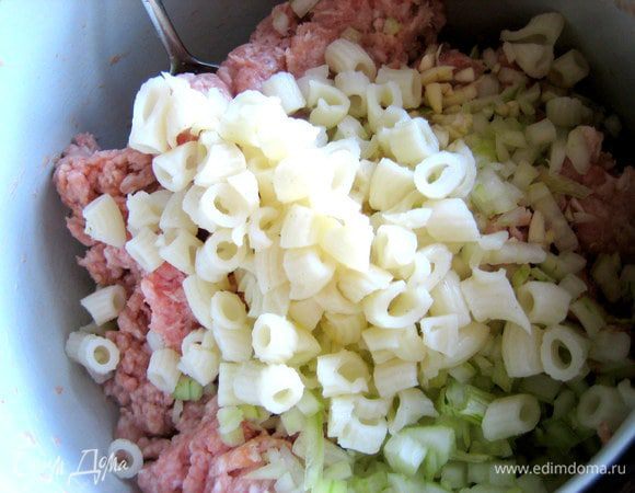 Высыпаем их к фаршу.