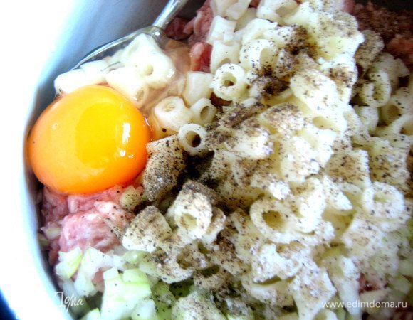 Вбиваем одно крупное яйцо, солим, перчим.