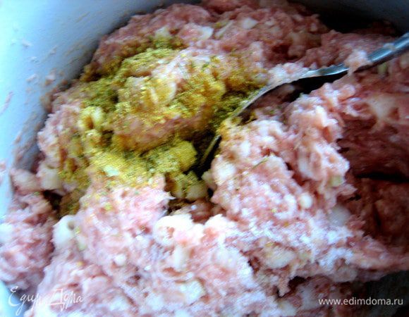 Можно добавить сухой приправы. Тщательно перемешиваем!