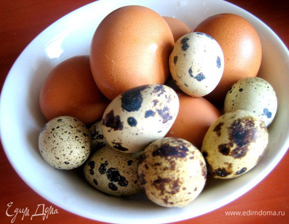 Заранее отвариваем перепелиные яйца... Я варила вместе с куриными, только перепелиные будут готовы через пару минут, а остальные довариваем в целом 10 минут!
