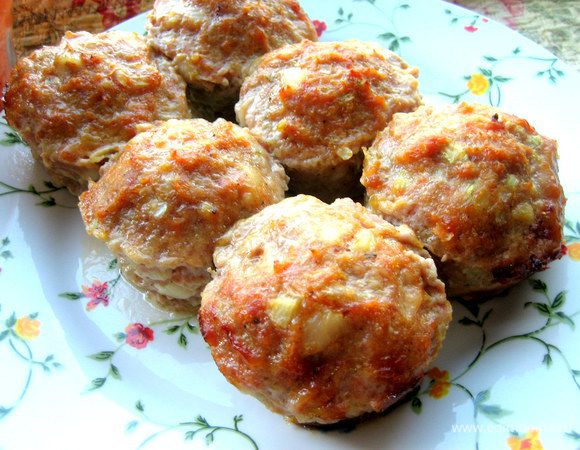 Выкладываем на тарелку. Остальные я дожарила на сковородке. Хватит на 10 мясных маффинов фарша.