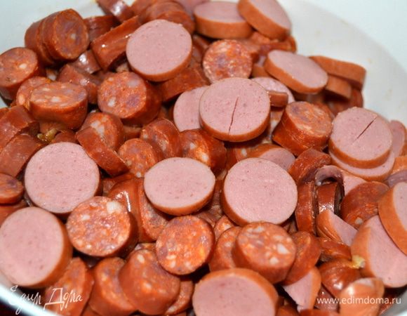 Сосиски и колбаски режем. В солянке можно использовать различные колбасы и т.п. Одно знаю точно - должно быть много мяса и много огурцов!!!!