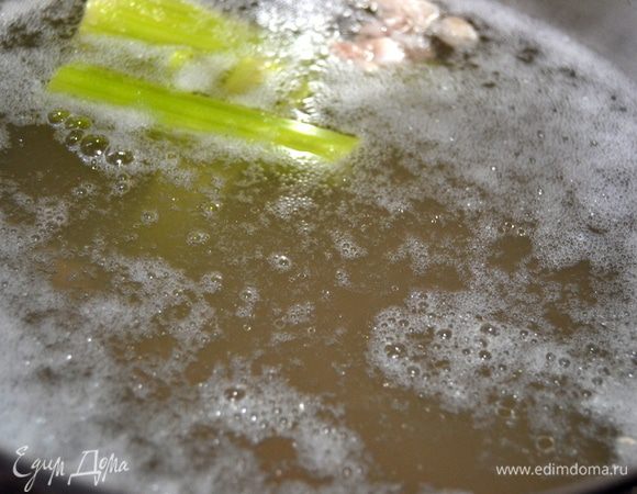 Мясо заливаем холодной водой и варим  бульон. Добавляем коренья и куриную грудку.
