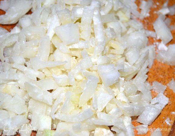 Лук нарезать кубиками.