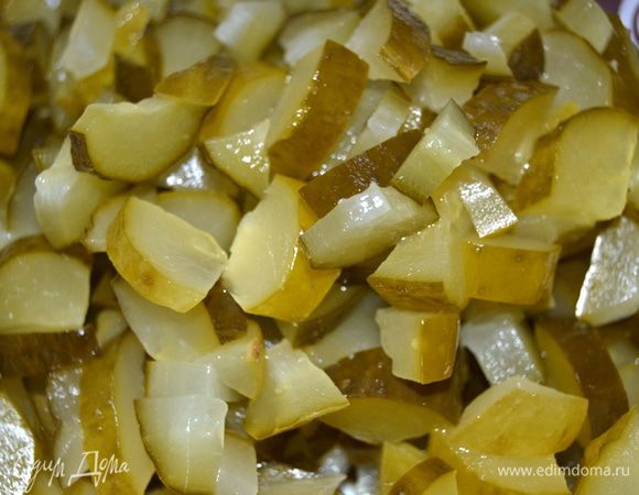 Огурцы нарезать кубиками.