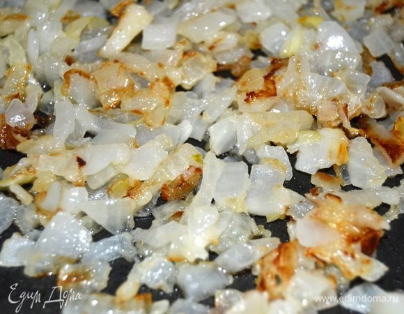 Лук обвалять в муке и обжарить на сливочном масле.