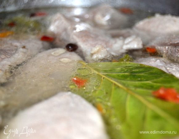 В бульон добавляем лавровый лист,перец горошком по вкусу. Приправы любимые и соль (но соль учитывайте в соленых огурцах и сосисках с колбасками).