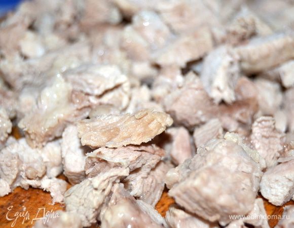 Достаем мясо и режем кубиками. Коренья выбросить, они отдали свои ароматы и больше нам не нужны.