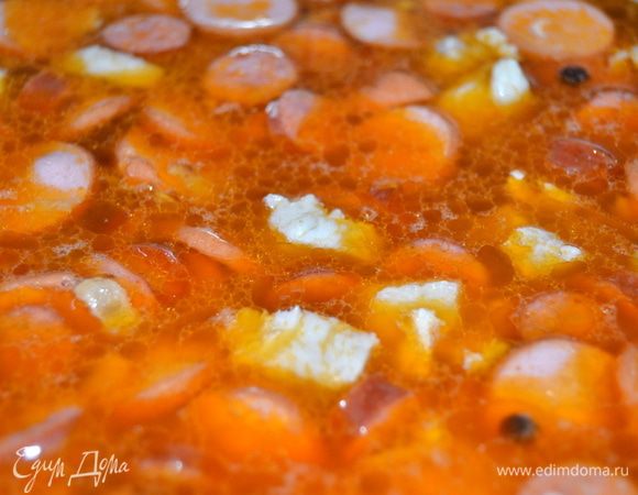 Загружаем в бульон колбаски,сосиски,нарезанное мясо. Закладываем обжаренный лук.