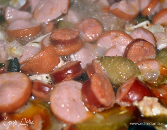 Добавляем огурцы и хорошо было бы нарезанные соленые рыжики, но у меня их в этот раз нет.