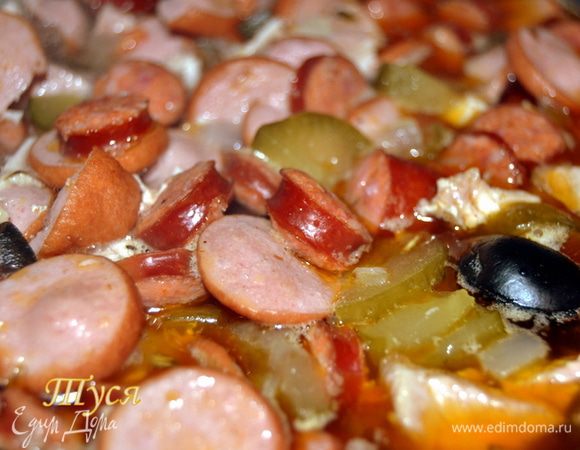 Осталось добавить маслины, каперсы. Довести до кипения и убавить огонь. Варить 10-15 мин. За пару минут до окончания добавить сметану. Я обычно сметану подаю отдельно. Подавать солянку с долькой лимона. 

P.S. Муж обычно берет такую большую тарелочку и приговаривает, что в эти моменты он сам себе завидует))