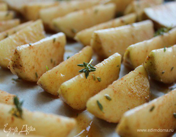 Выложить картофельные дольки кожурой вниз на выстеленный бумагой противень и запекать 20-25 минут. Готовый картофель посыпать солью.