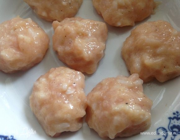 Сформировать 8 фрикаделек и поставить минут на 30 в холодильник.