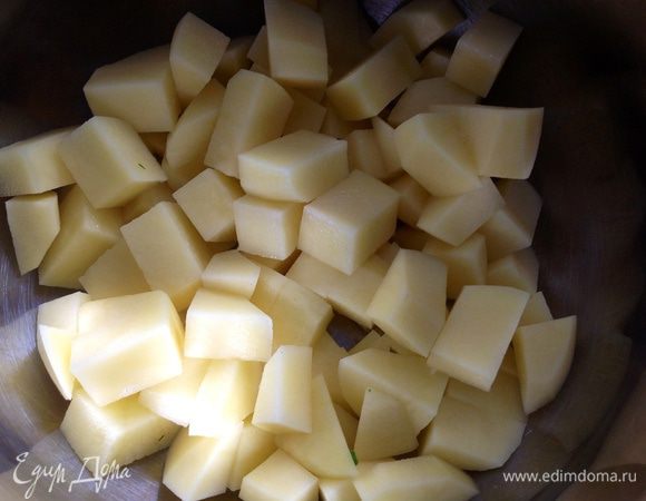А тем временем займемся супом. Картошку очистить, вымыть и нарезать средними кубиками. Поставить варить в подсоленной воде.