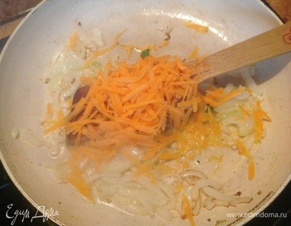 Лук нарезать полукольцами и обжарить в оливковом масле до прозрачности, добавить натертую на крупной терке морковь. И еще пассировать 2-3 минуты.