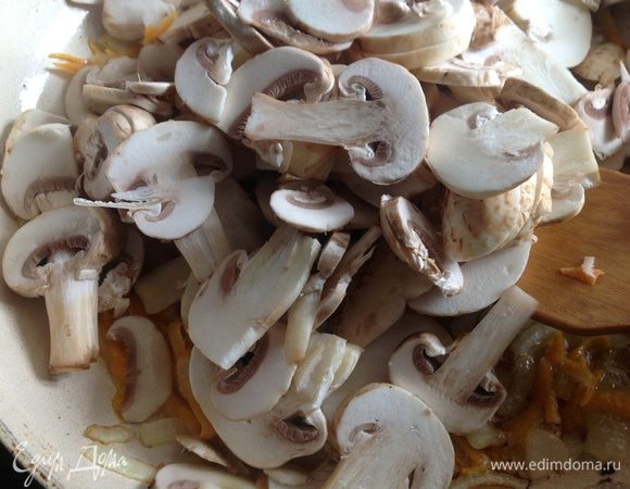 Грибы вымыть, очистить, нарезать и добавить к луку и морковке. Жарить еще минут 7-10.
