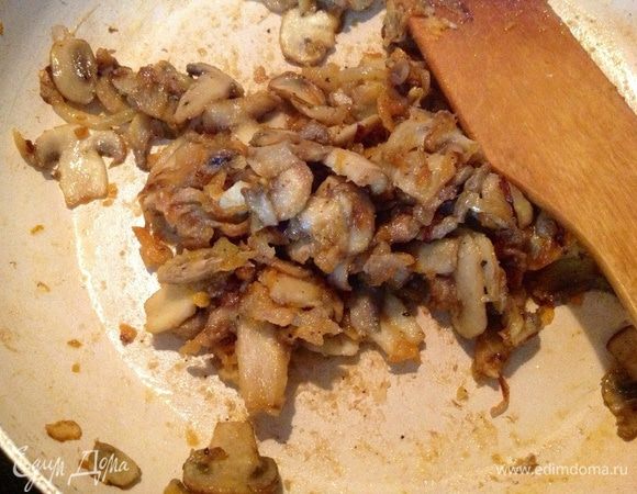 В конце жарки добавить соль, специи, столовую ложку муки и хорошо, быстро все перемешать! Несколько грибочков оставить для украшения.