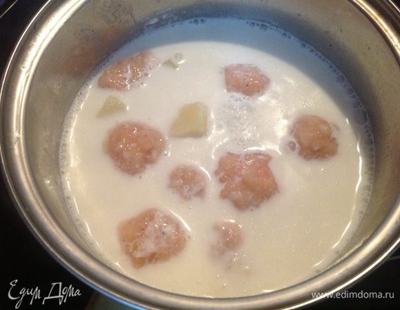 Когда сливки дойдут до кипения, добавить фрикадельки.