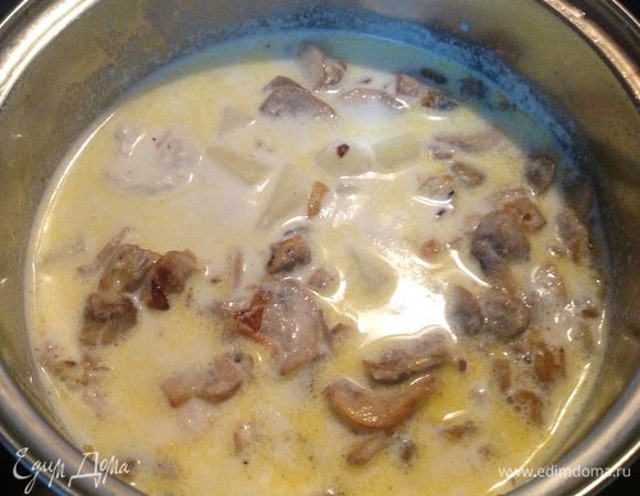 Затем добавить грибную зажарку, хорошо перемешать и довести до готовности. То есть, томить еще 10-15 минут.