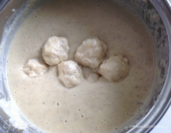 Готовый суп пюрировать с помощью блендера, предварительно вытащив фрикадельки. Затем фрикадельки вернуть обратно в кастрюлю, суп поставить на средний огонь и довести до кипения, но не кипятить! Если Вам покажется суп густым, можно добавить еще отвара картофеля.