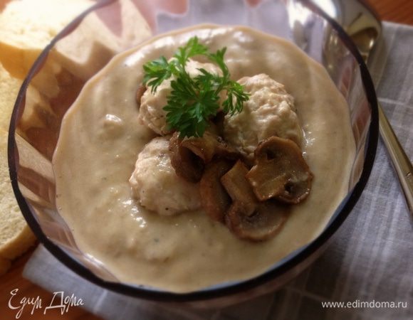 Готовый суп разлить по тарелкам, украсить грибами и зеленью! Приятного аппетита! :)