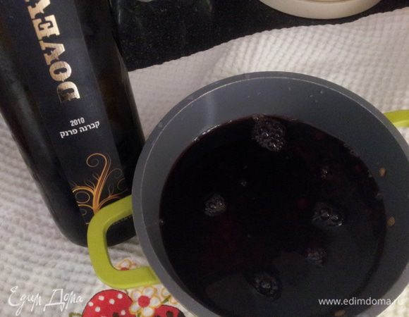 Заливаем её вином и замачиваем 2 часа. Затем солим и варим её на среднем огне. Если жидкость ушла, а чечевица жесткая добавляем немного воды и варим до готовности чечевицы. 